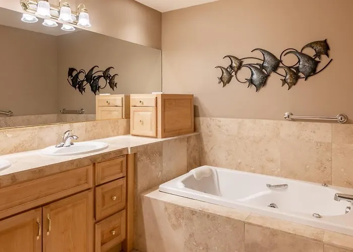 Holiday home Moovalya Keys | Spacious Riverfront Retreat • Private Dock Parker