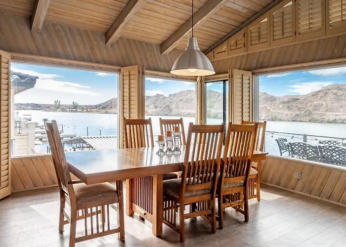 Holiday home Moovalya Keys | Spacious Riverfront Retreat • Private Dock Parker